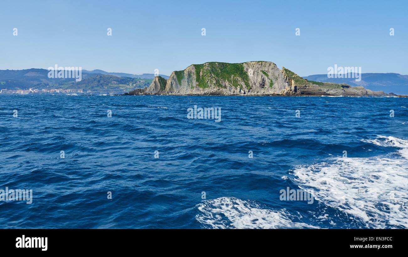 Vue sur l'île d'Izaro et les vagues de la mer Banque D'Images