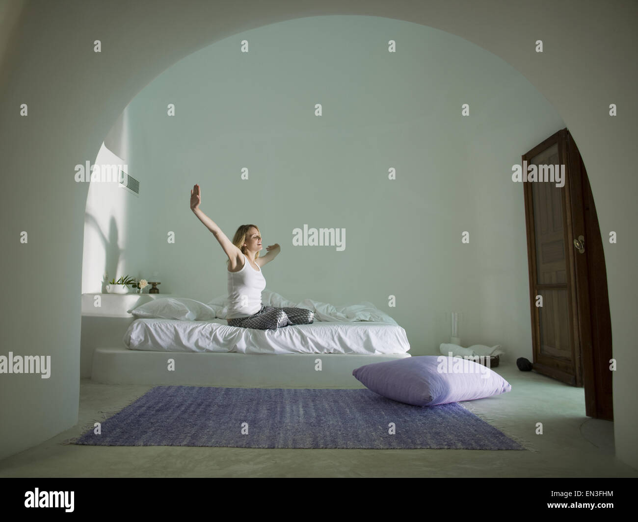 Woman stretching Banque D'Images