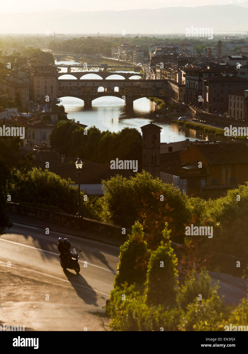 Italie, Florence, Couple avec moto dominant la rivière Arno Banque D'Images