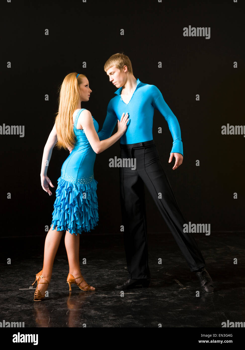 Jeune homme et femme danse de salon Banque D'Images