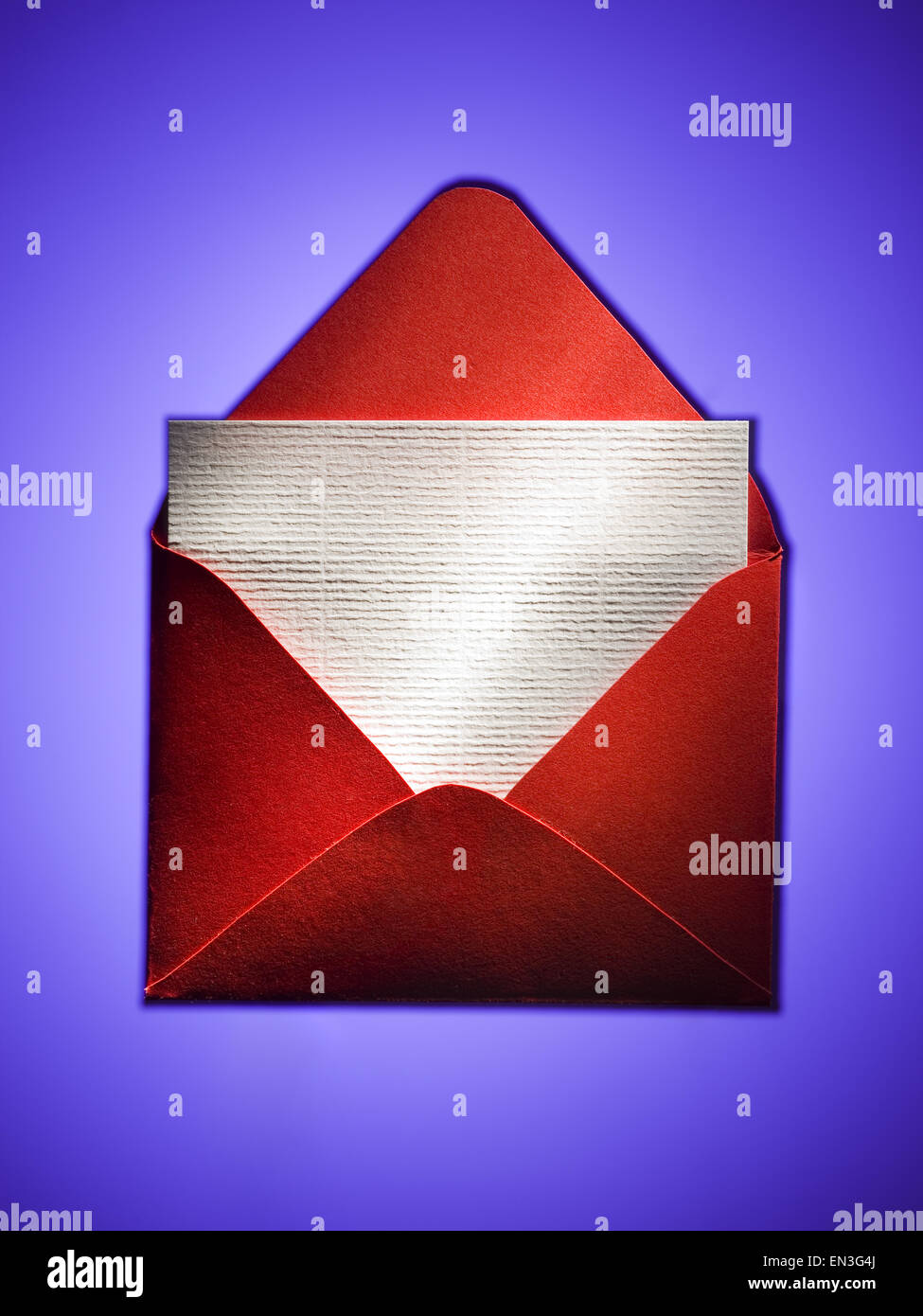 Enveloppe rouge avec le papier blanc Banque D'Images