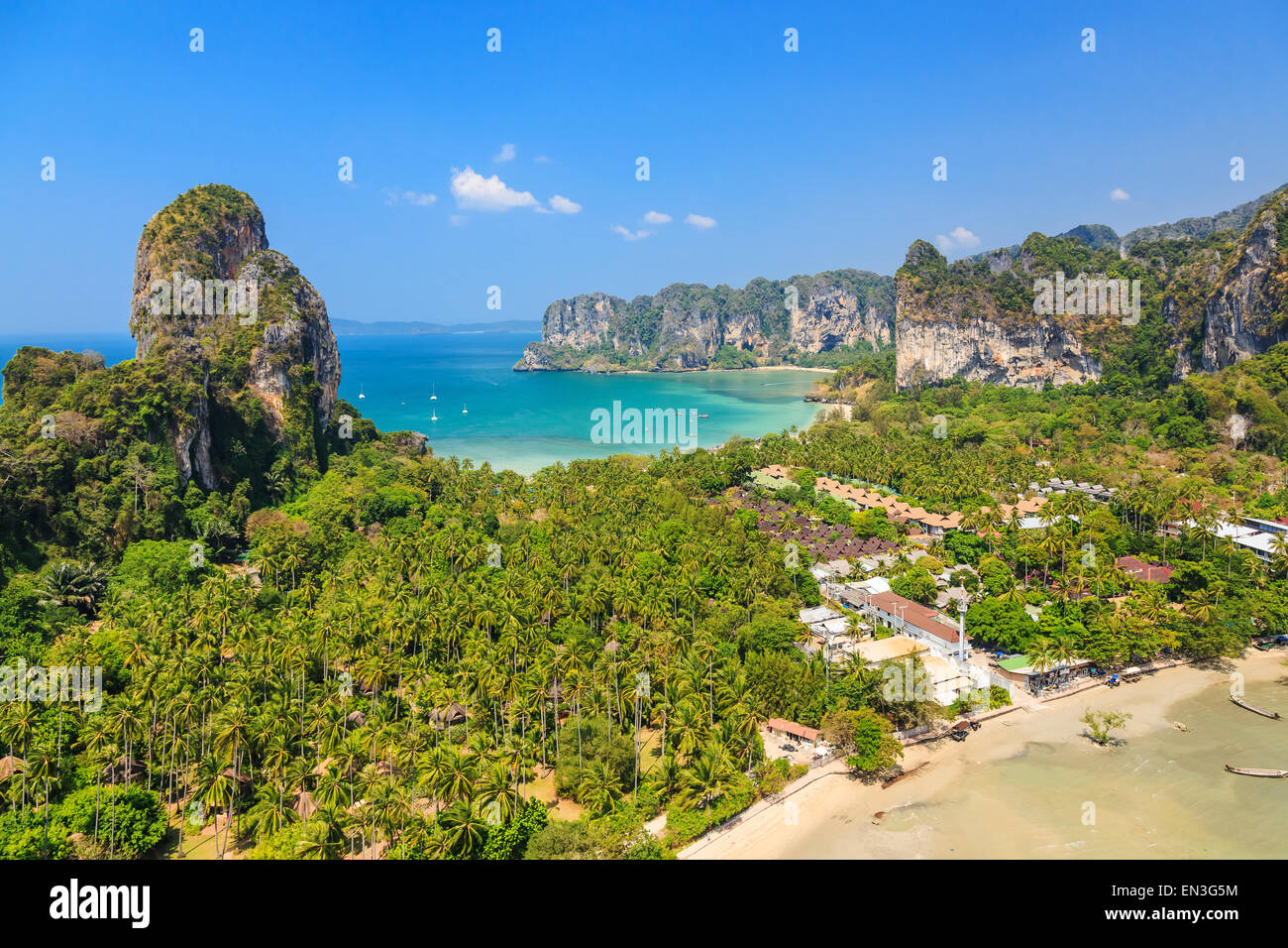 Vue depuis la falaise sur Railay beach, Ao Nang. La province de Krabi, Thaïlande. Banque D'Images