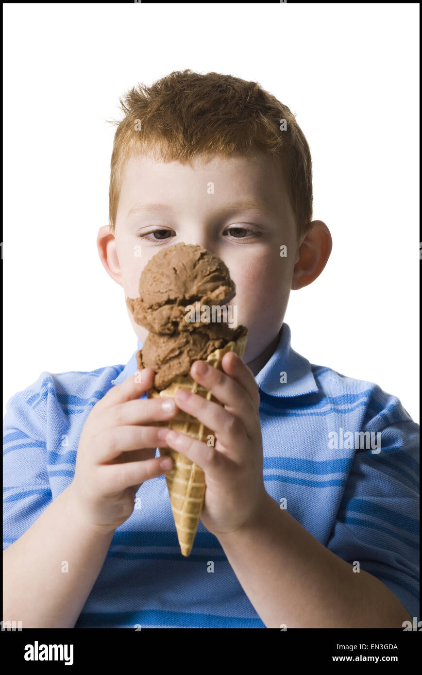 Boy holding an ice cream cone Banque D'Images