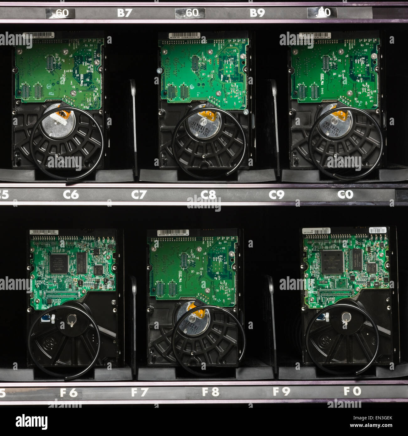 Les disques durs des ordinateurs dans un distributeur automatique Banque D'Images