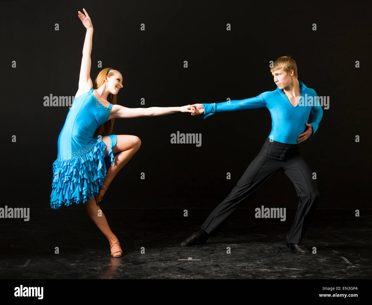 Jeune homme et femme danse de salon Banque D'Images