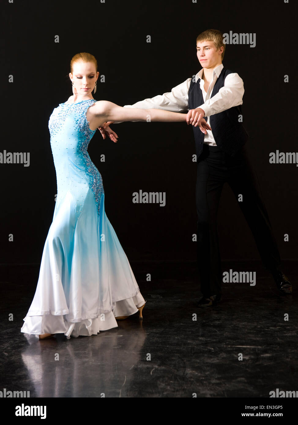 Jeune homme et femme danse de salon Banque D'Images