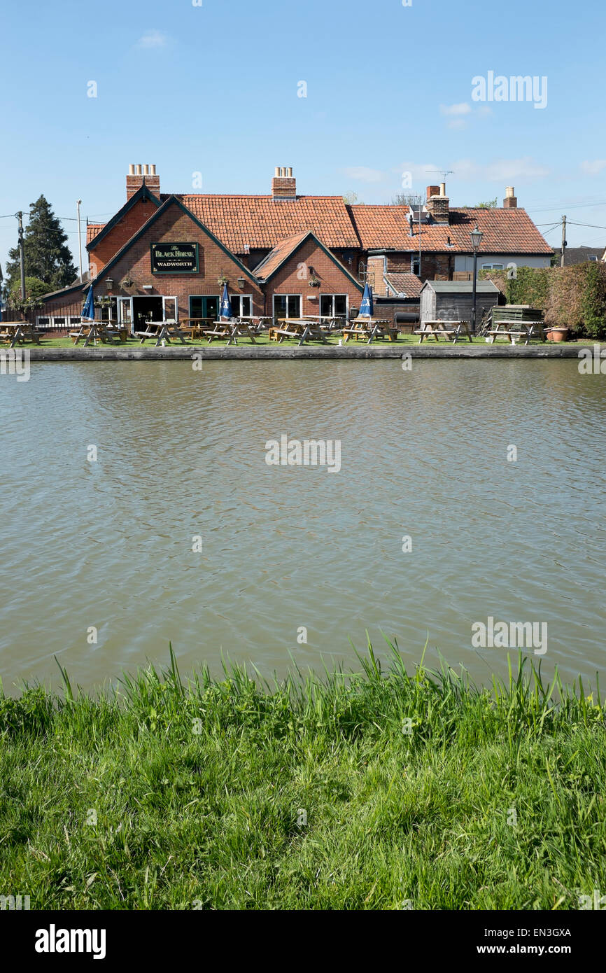 Vue sur le canal Kennet et Avon pour le cheval noir Pub à Devizes Banque D'Images