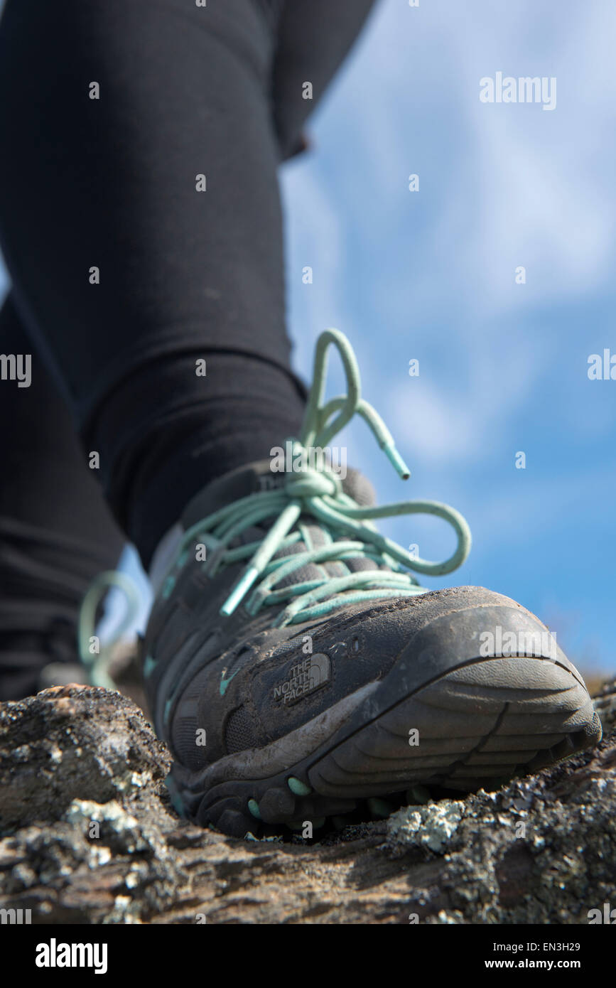 Queenstown, Nouvelle-Zélande, fonction. 5ème apr 2015. Queenstown, Nouvelle-Zélande - 5 Avril, 2015 chaussure de randonnée - de la face Nord sur un rocher le 5 avril 2015 à Queenstown, Nouvelle-Zélande, fonction. © dpa/Alamy Live News Banque D'Images