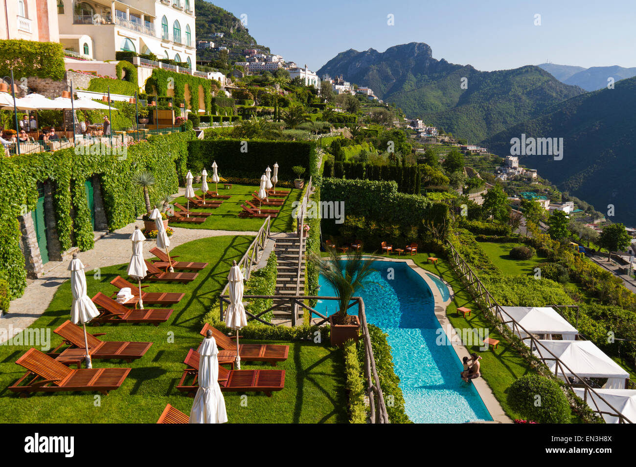 L'Italie, Ravello, terrasse avec piscine extérieure et couple kissing Banque D'Images