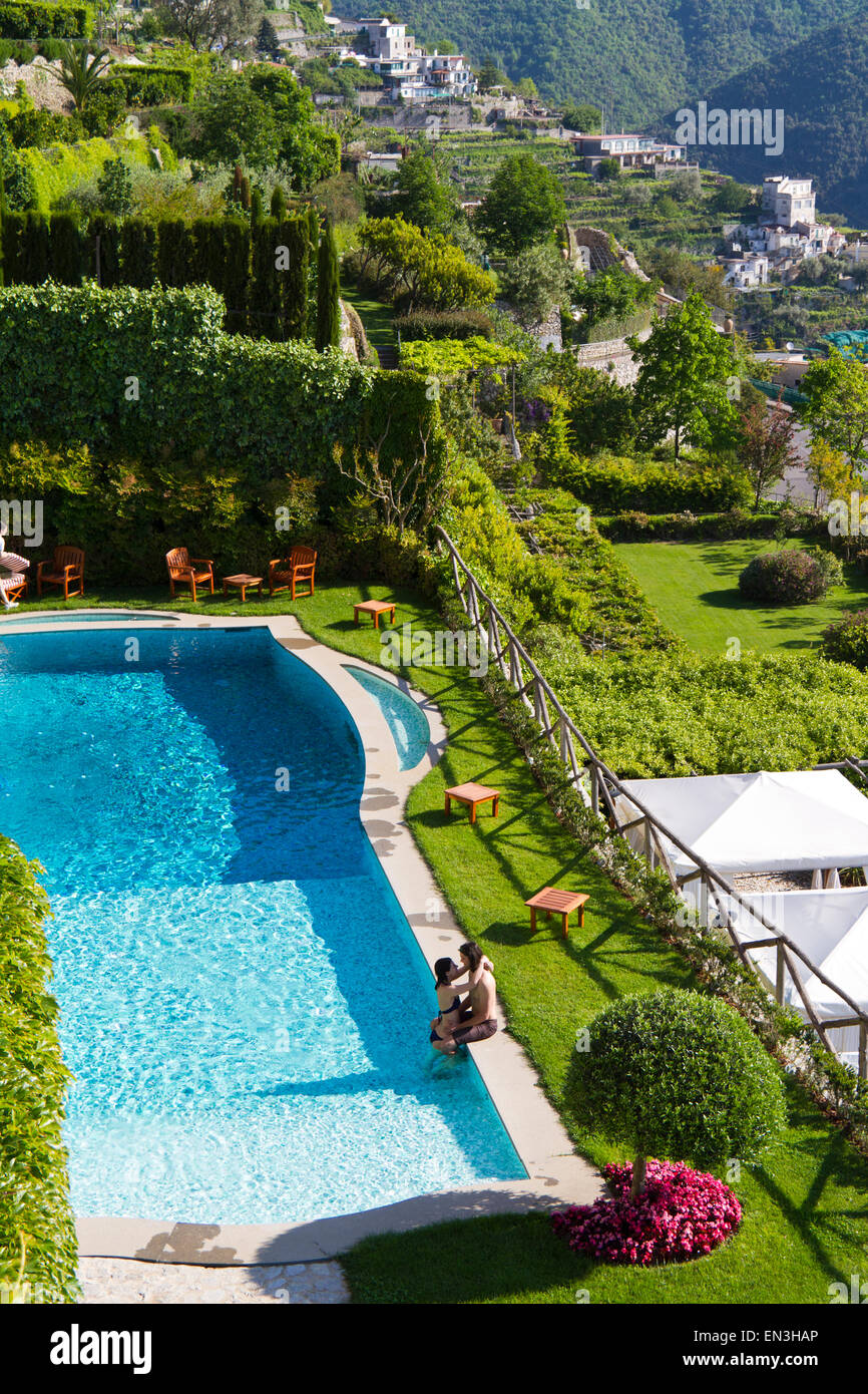 L'Italie, Ravello, terrasse avec piscine extérieure et couple kissing Banque D'Images