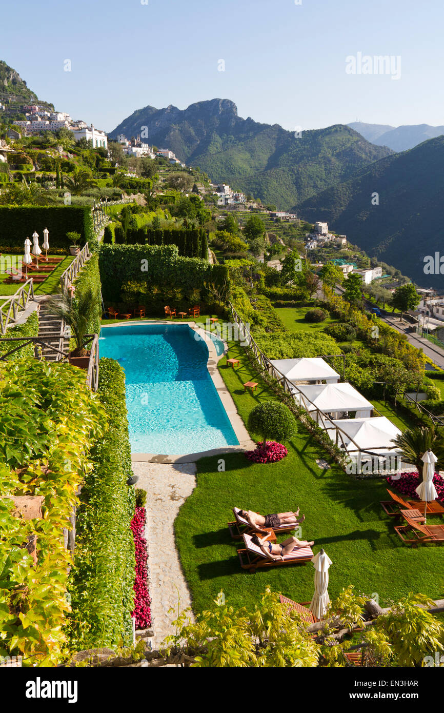 L'Italie, Ravello, terrasse avec piscine extérieure sur hill Banque D'Images