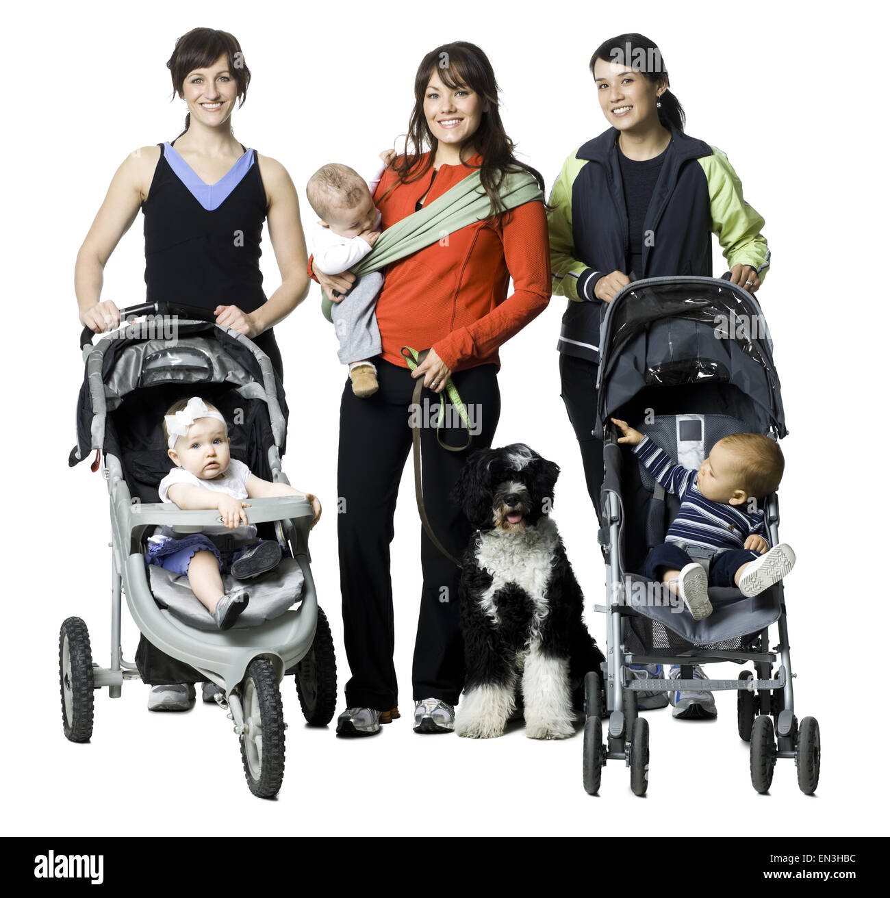 Trois femmes avec leurs bébés et un chien Banque D'Images