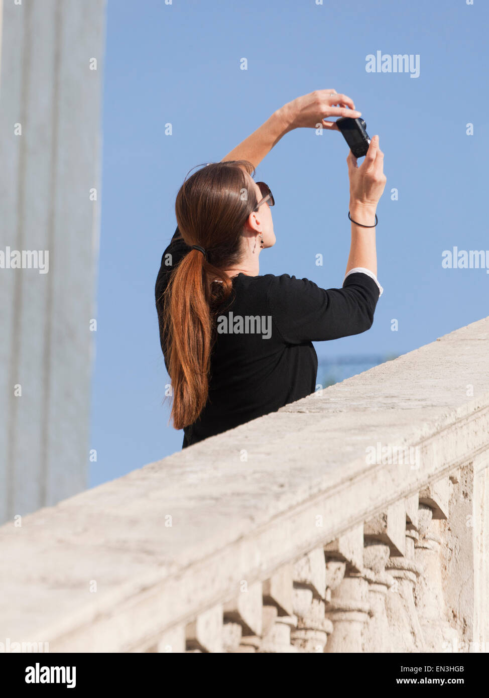Italie, Rome, place d'Espagne, Rear view of woman photographing elle-même Banque D'Images