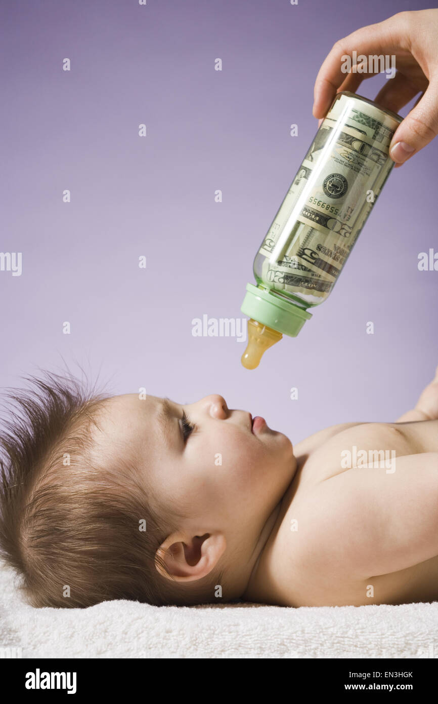 Bouteille de boisson bébé avec nous monnaie dans c Banque D'Images