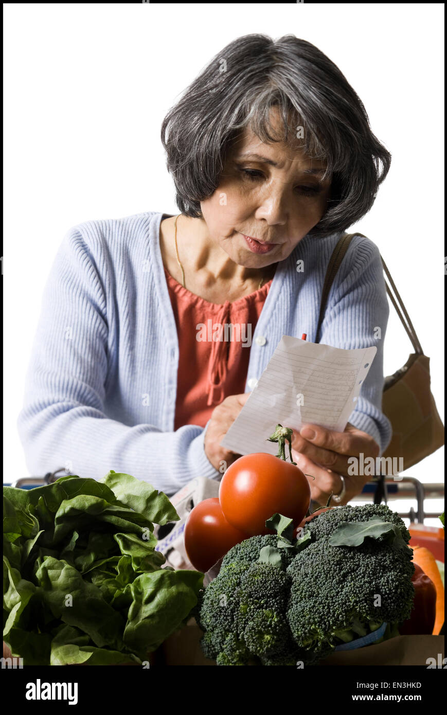 Femme regardant une liste d'achats Banque D'Images