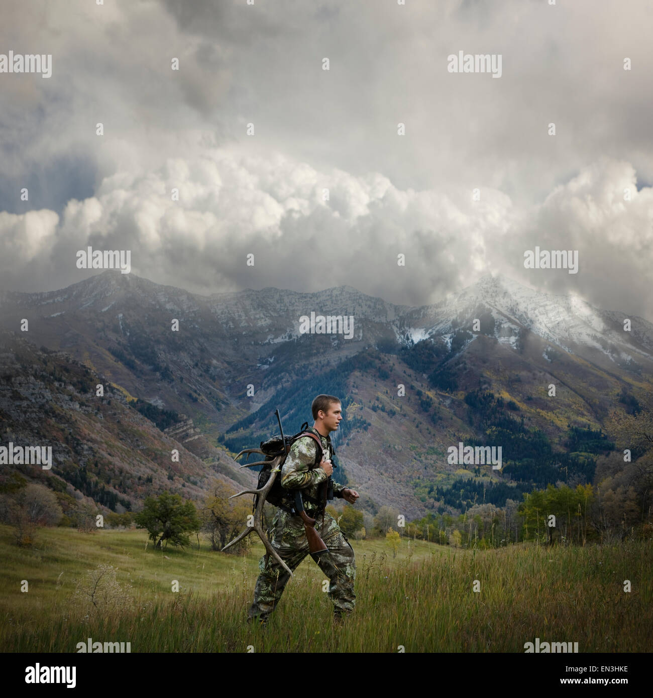 Hunter marche à travers le désert avec bois de cerf Banque D'Images