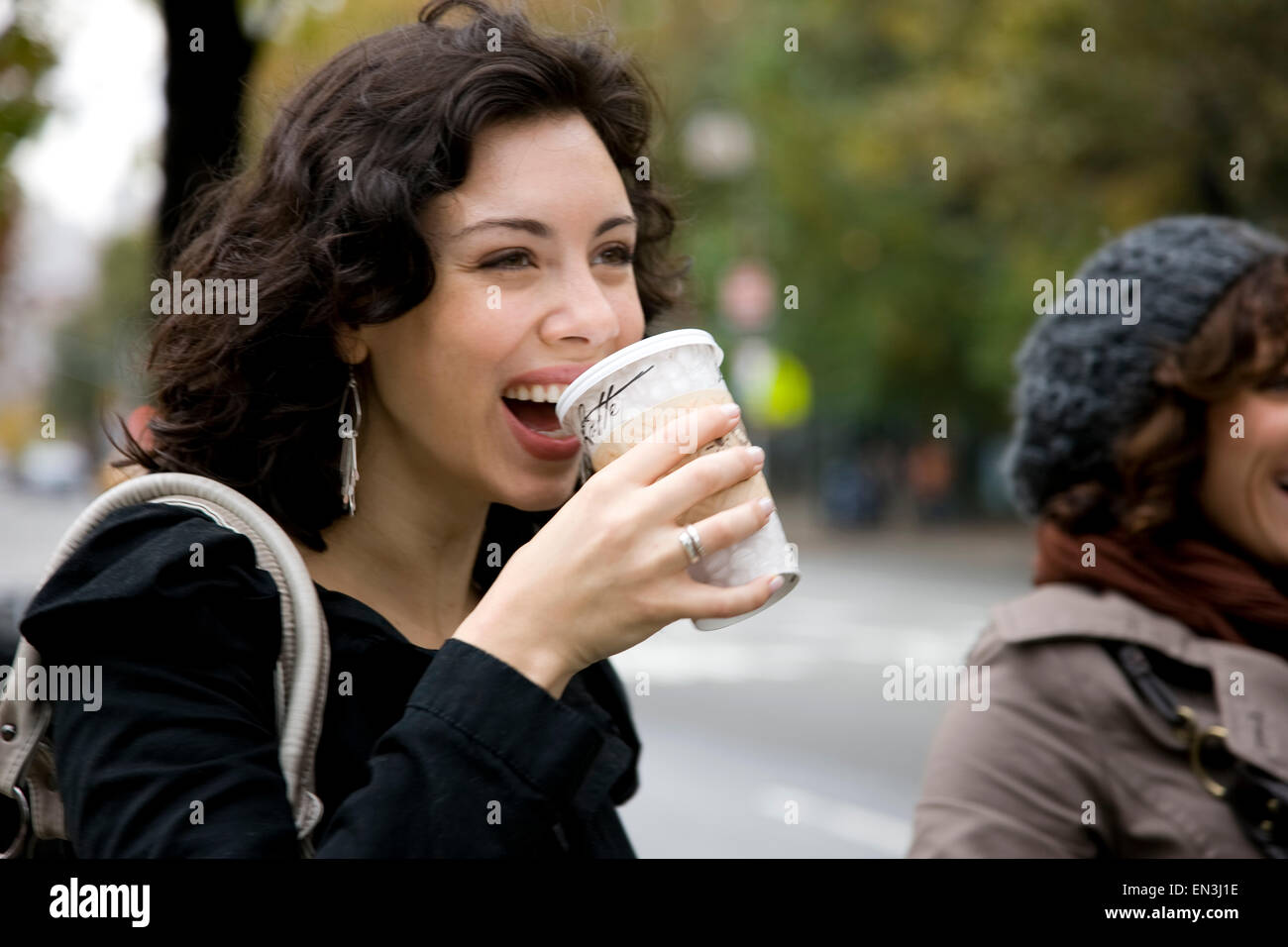 USA, New York, Greenwich Village, jeune femme de boire du café en plein air Banque D'Images