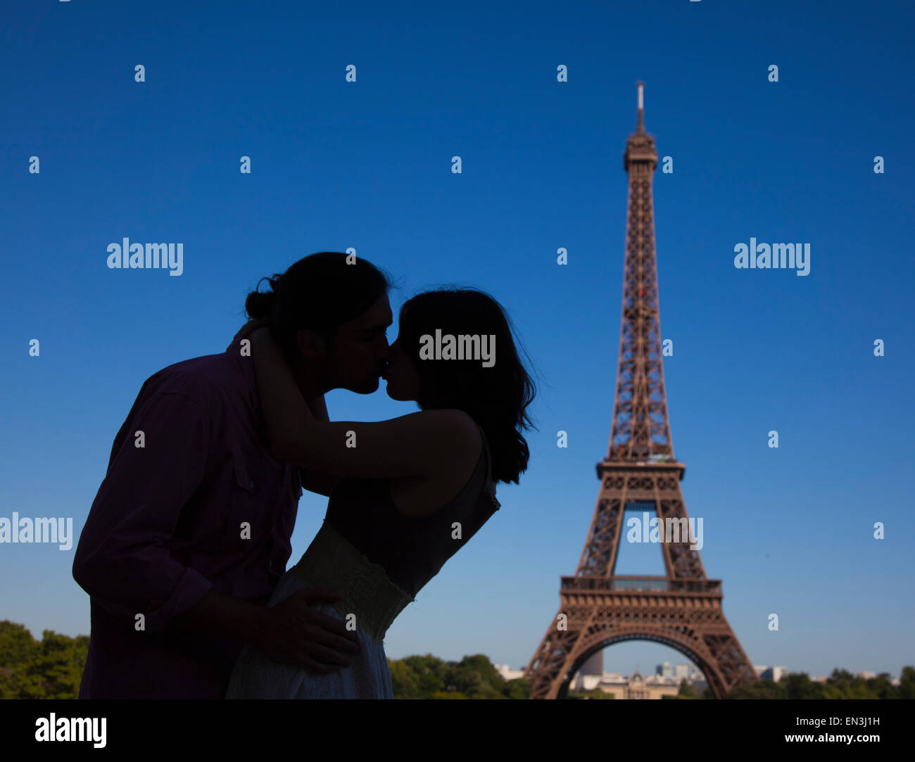 France, Couple kissing près de Eiffel Tower Banque D'Images