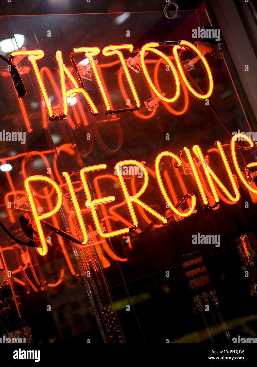 USA, New York City, tatouage et piercing néons de la fenêtre pour afficher les Banque D'Images