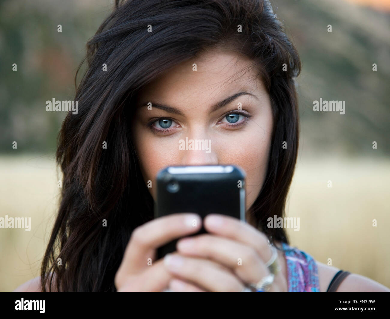 USA, Utah, South Fork, Portrait of teenage girl (16-17) holding mobile phone Banque D'Images