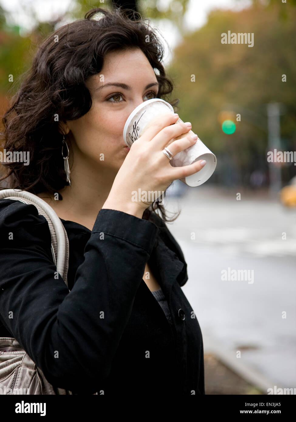 USA, New York, Manhattan, Greenwich Village, jeune femme de boire du café en plein air Banque D'Images