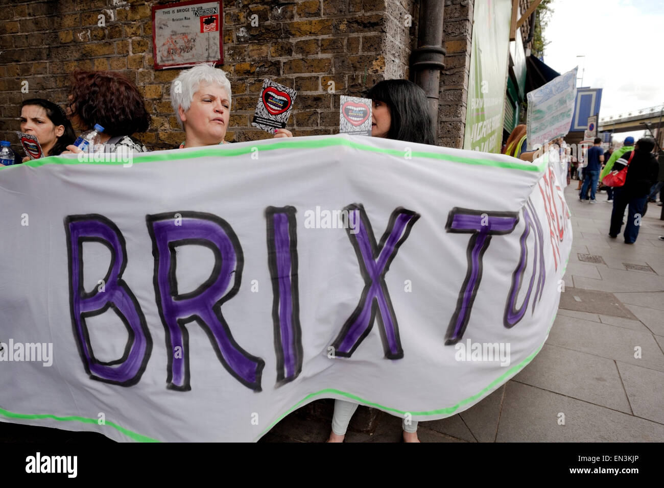 Les manifestants forment une chaîne humaine autour de l'arches de fer à Brixton pour protester contre les expulsions. Banque D'Images