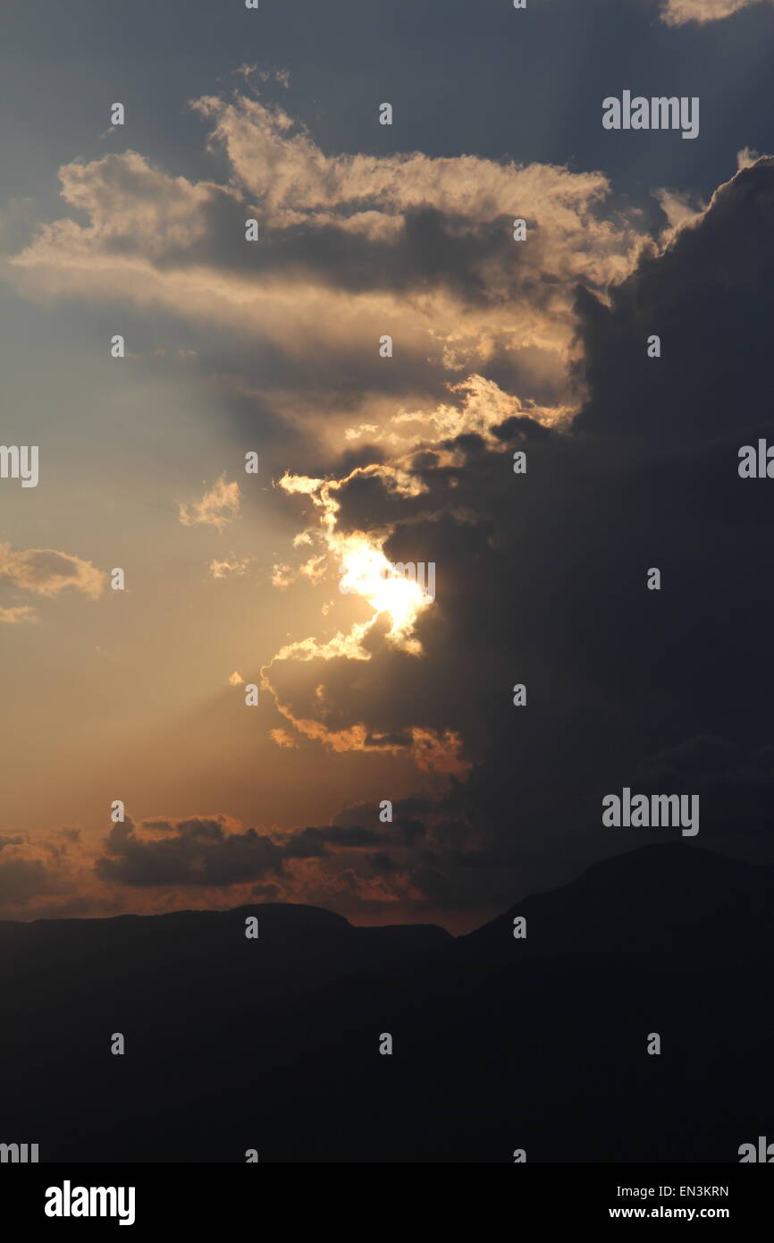 Coucher du soleil à travers les nuages Turquie Banque D'Images