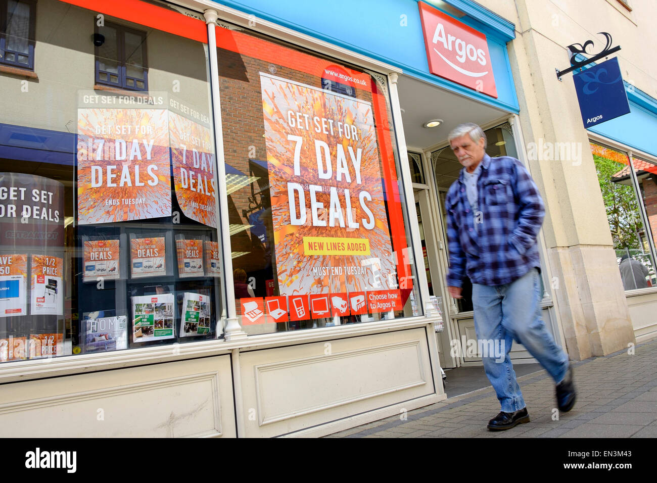 Chippenham, UK. 27 avril, 2015. Un piéton est photographié devant un magasin Argos à Chippenham, Wiltshire. La société mère d'Argos Home Retail Group est en raison d'annoncer c'est résultats de l'exercice le 29 avril. Credit : lynchpics/Alamy Live News Banque D'Images