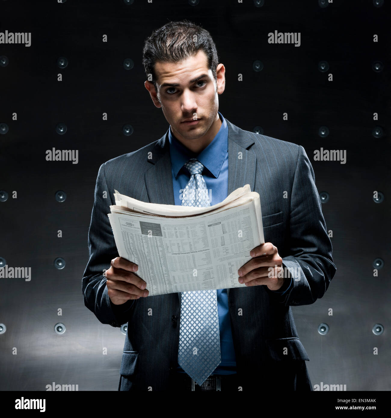 Businessman reading a newspaper Banque D'Images