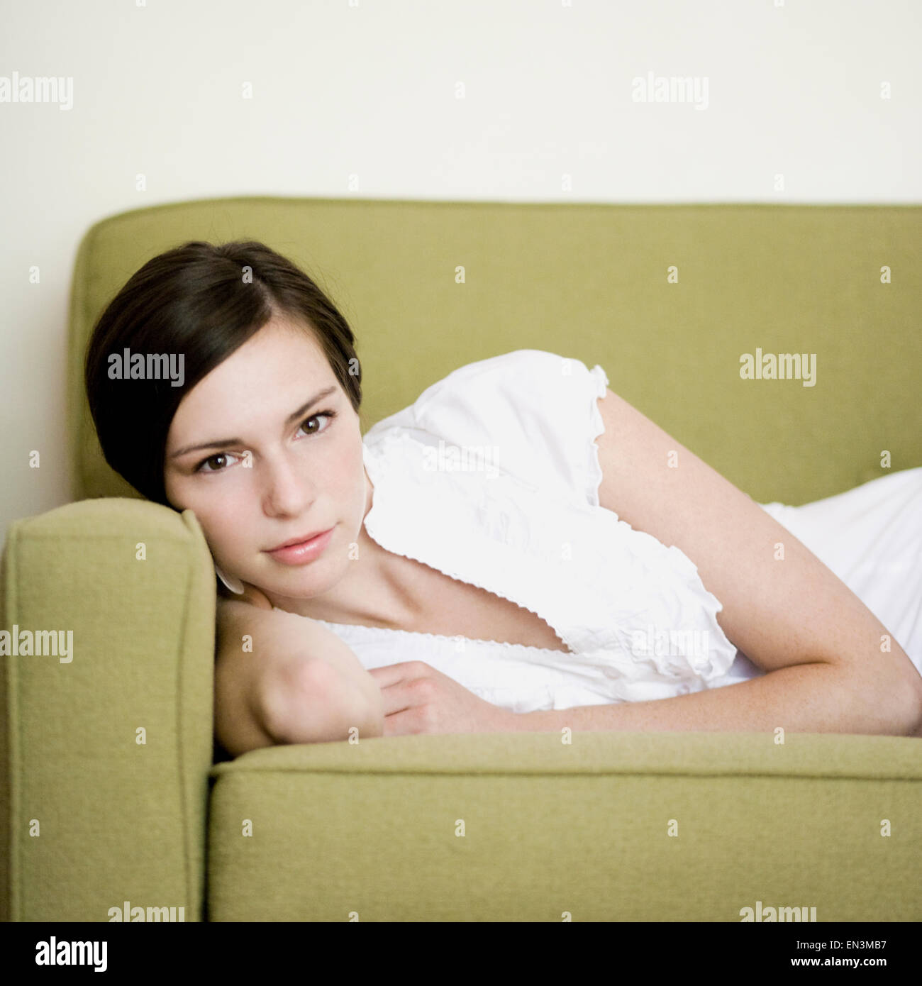 Femme couchée sur un divan Banque D'Images