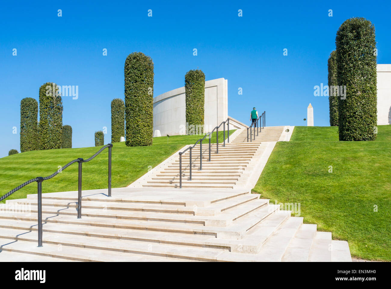 Les visiteurs du Mémorial des Forces armées National Memorial Arboretum Alrewas Staffordshire England UK GB EU Europe Banque D'Images