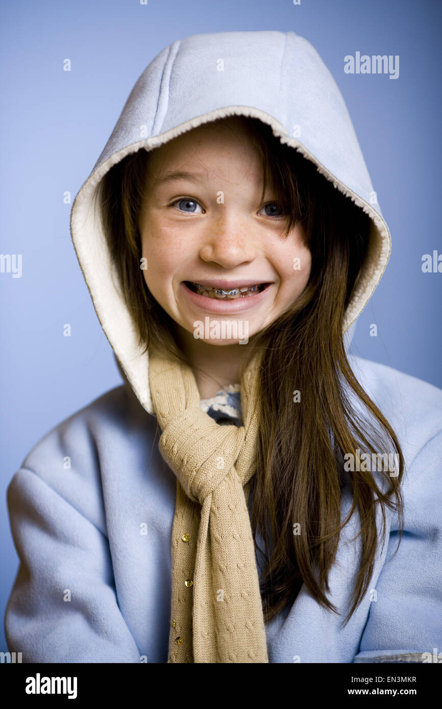 Fille en manteau d'hiver et d'écharpe smiling Banque D'Images