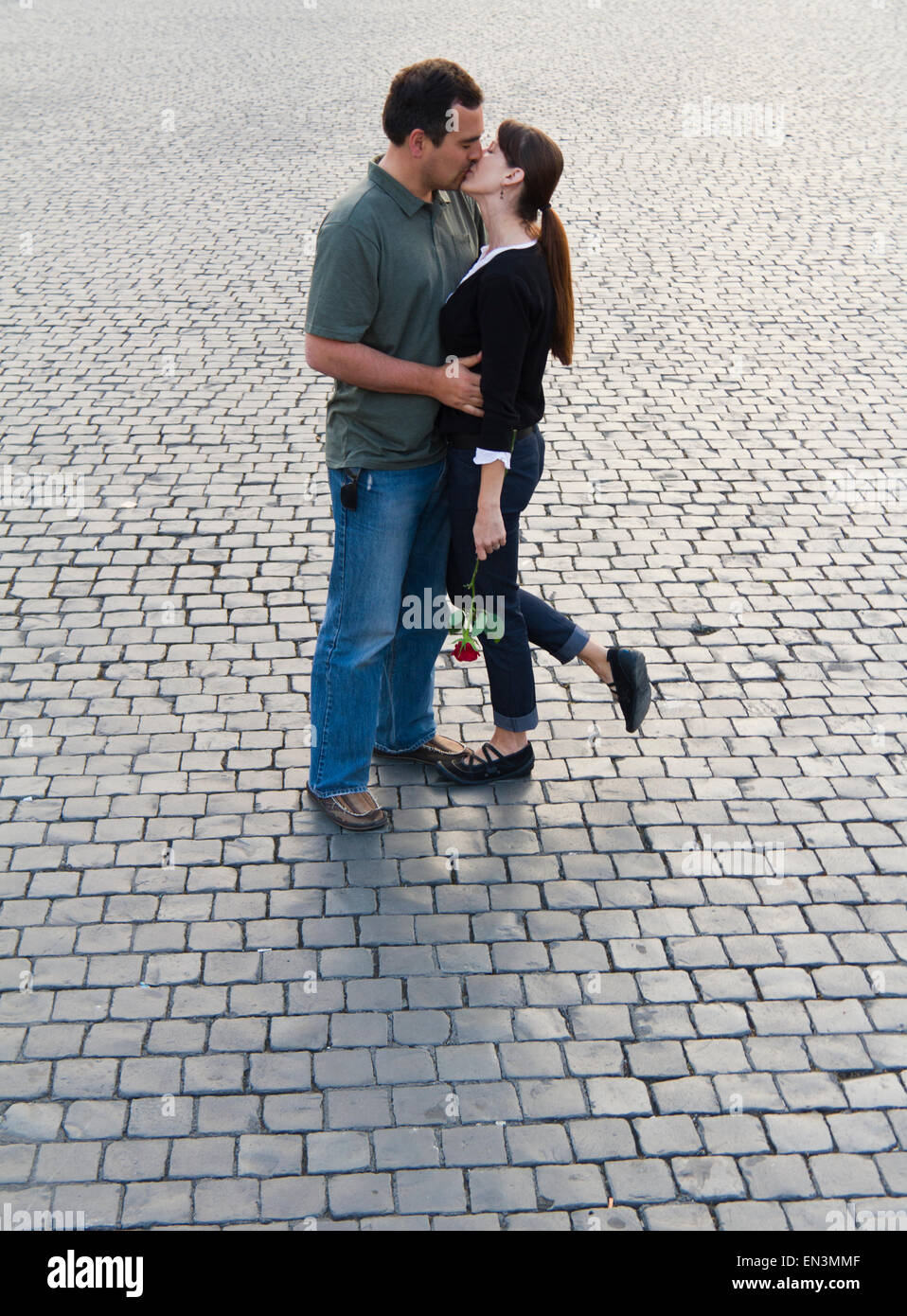 L'Italie, Rome, Vatican, Romantique couple kissing Banque D'Images