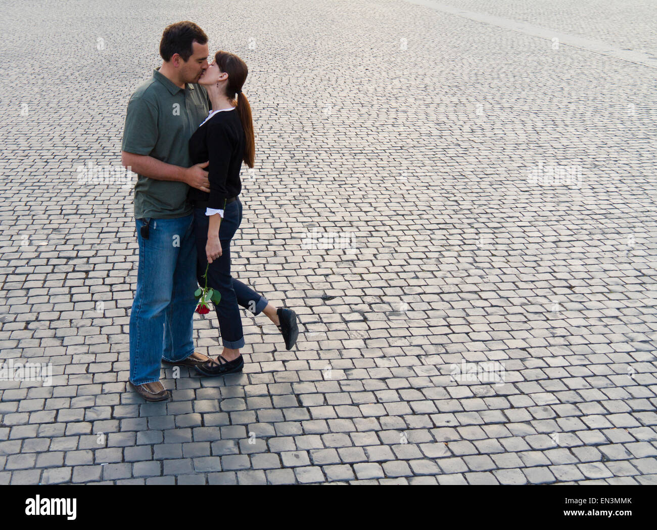 L'Italie, Rome, Vatican, Romantique couple kissing Banque D'Images