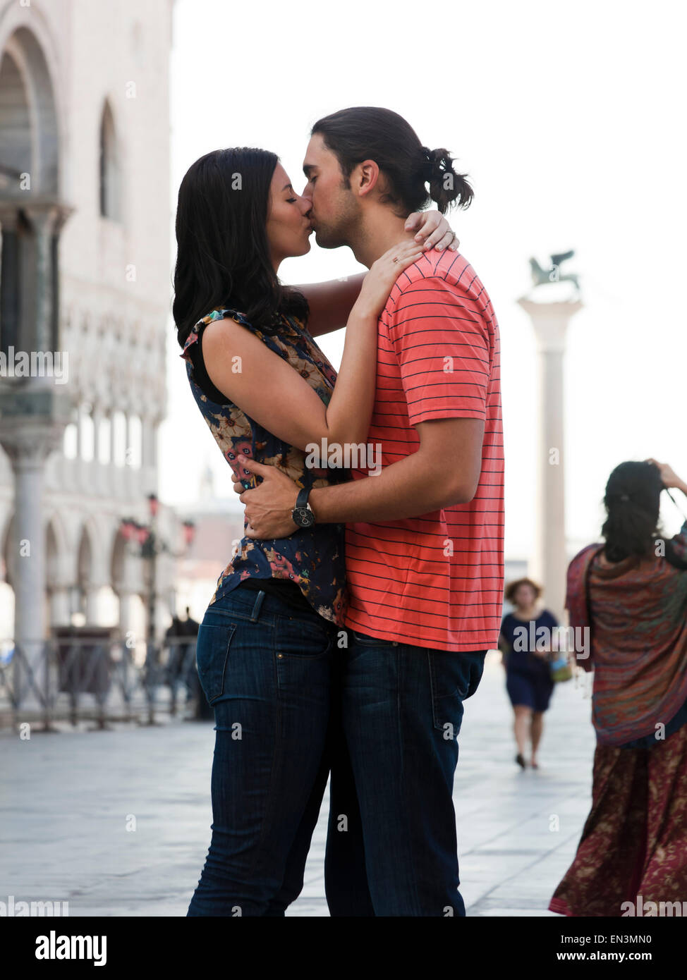 L'Italie, Venise, le jeune couple s'embrasser sur la Place Saint Marc Banque D'Images