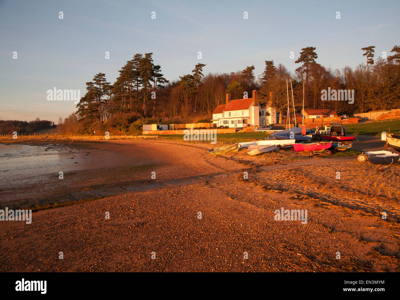 Waldringfield Arms pub coucher du soleil d'hiver, rivière Deben, Waldringfield, Suffolk, Angleterre Banque D'Images