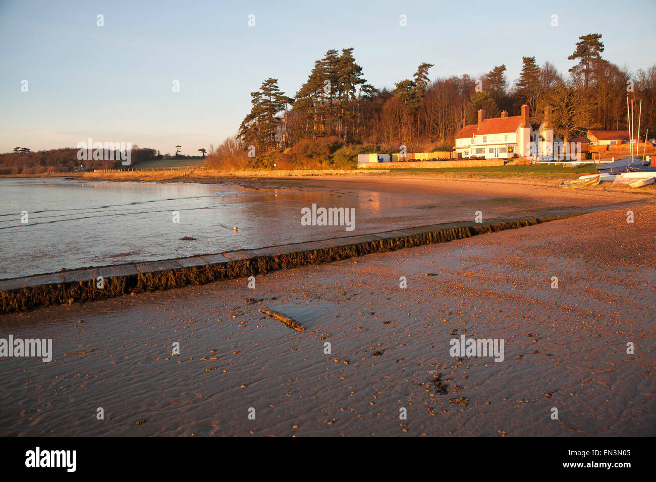 Waldringfield Arms pub coucher du soleil d'hiver, rivière Deben, Waldringfield, Suffolk, Angleterre Banque D'Images