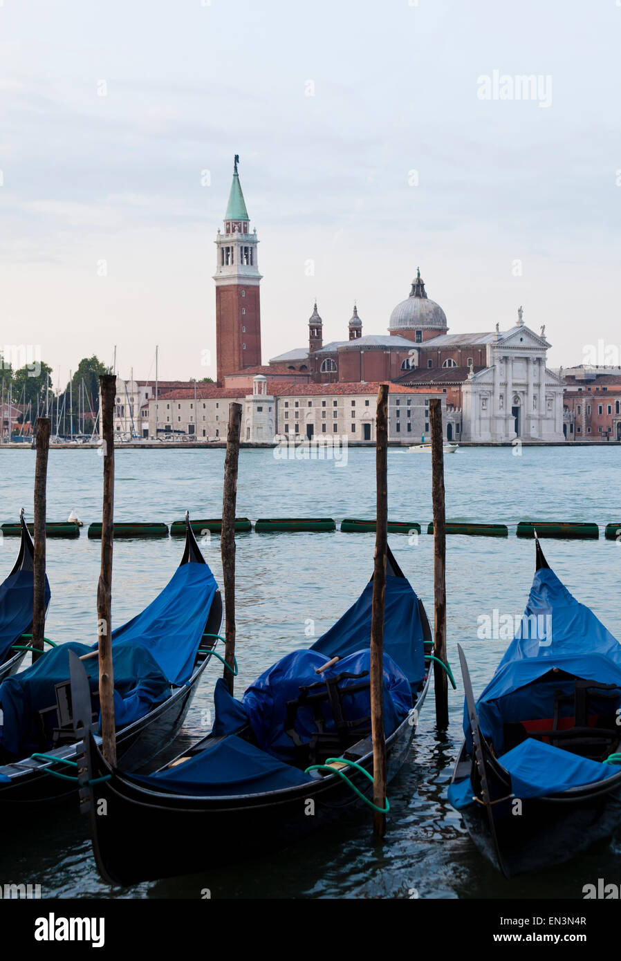 L'Italie, Venise, San Giorgio Maggiore vu à travers lagoon, gondoles en premier plan Banque D'Images