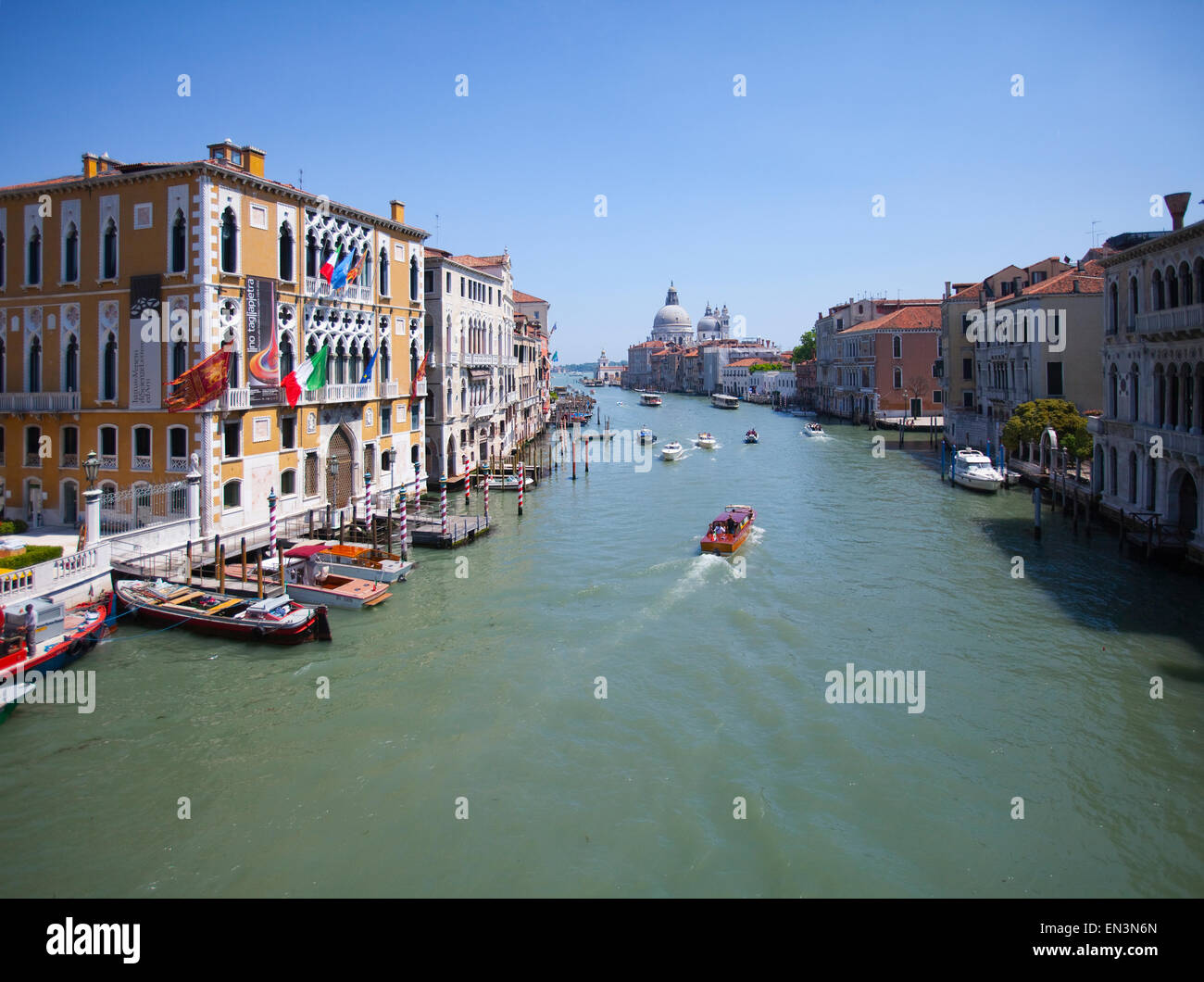 L'Italie, Venise, bateaux sur canal en ville Banque D'Images