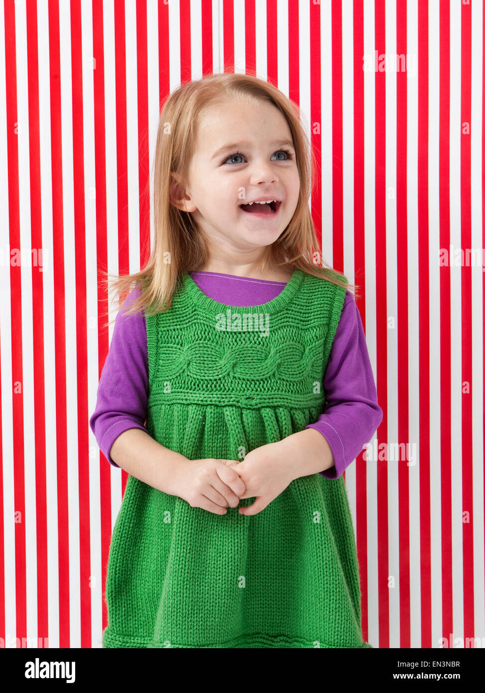 Portrait of Girl (18-23 mois) laughing Banque D'Images