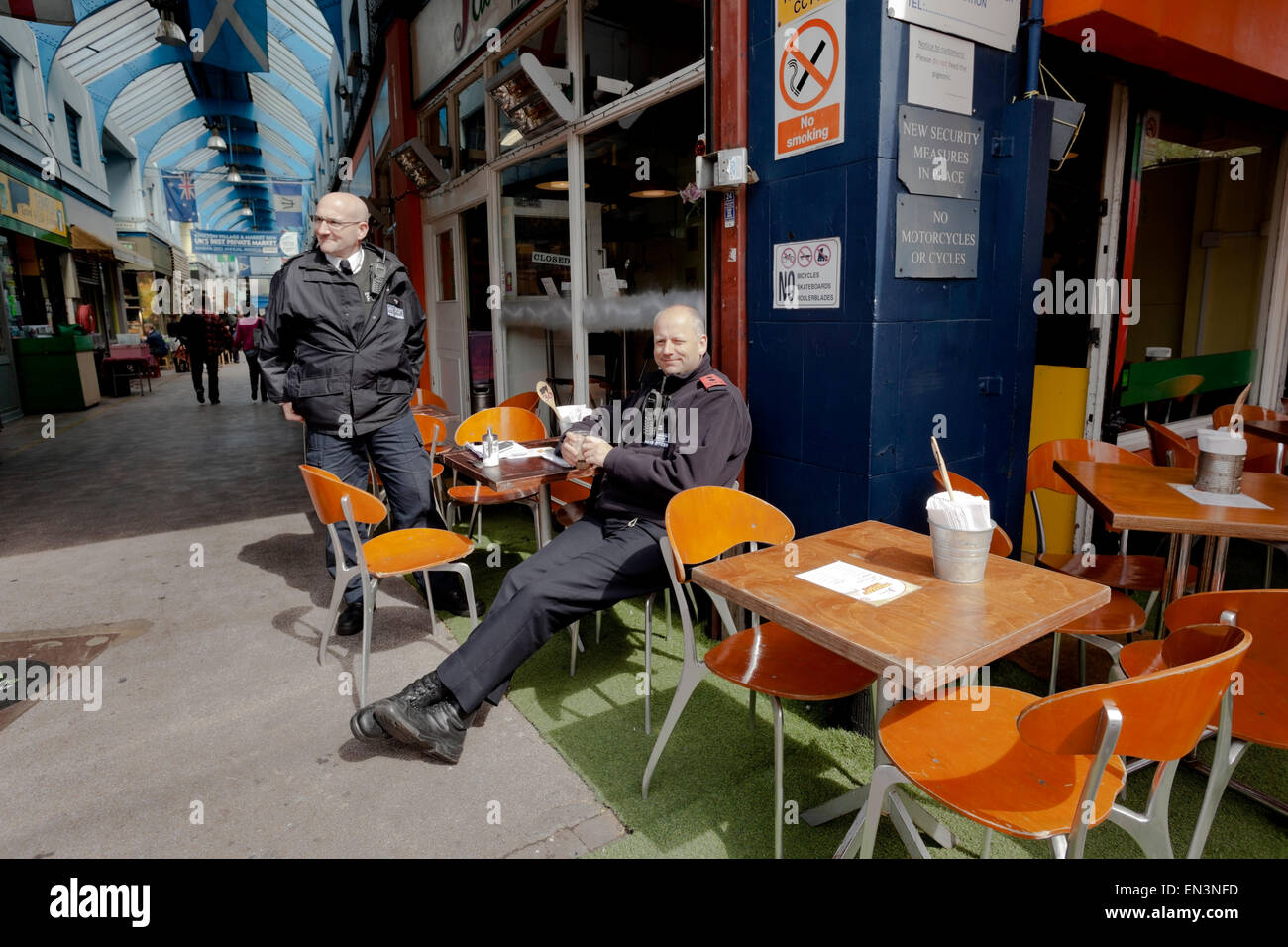 Policiers à Brixton Village avant la protestation Brixton récupérer le 25 avril 2015 Banque D'Images