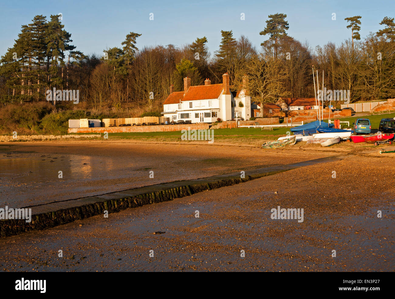 Waldringfield Arms pub coucher du soleil d'hiver, rivière Deben, Waldringfield, Suffolk, Angleterre Banque D'Images