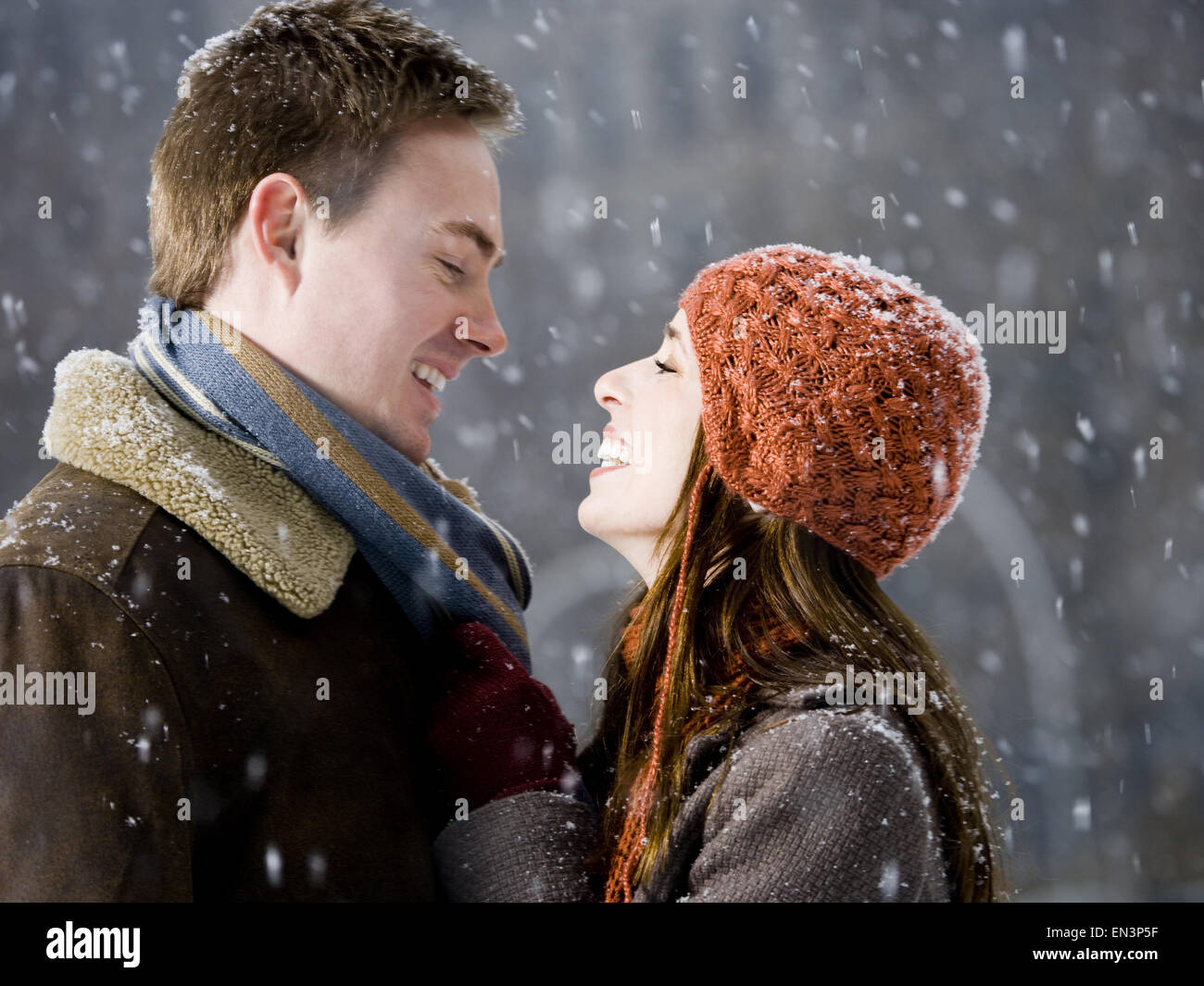 L'homme et de la femme à l'extérieur en hiver, smiling Banque D'Images