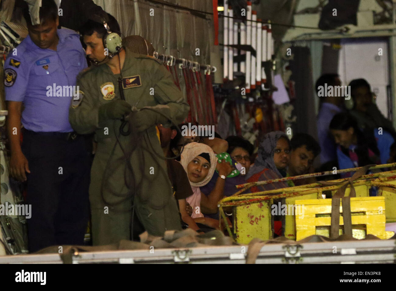 Dhaka, Bangladesh. 26 avril, 2015. L'avion cargo C-130 de l'Armée de l'air du Bangladesh a atterri à la base du Bangladesh Bangabandhu Air Force en Kurmitola à environ 8:35pm comme l'épreuve de hersage quelque 48 civils, y compris le Bangladesh sous-14 l'équipe de football des filles en tremblement de Népal terminé en relief. Banque D'Images