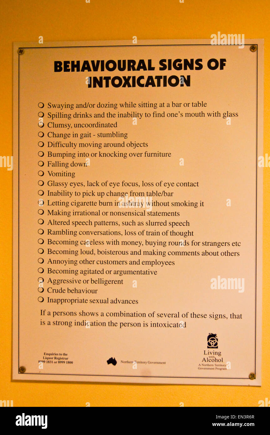 Une affiche d'avertissement des signes comportementaux de l'intoxication, Kirkcudbright, Dumfries et Galloway, Écosse Banque D'Images