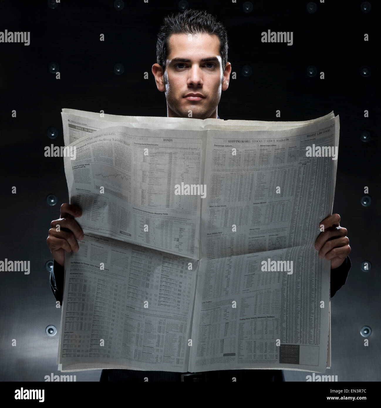 Businessman holding a newspaper Banque D'Images