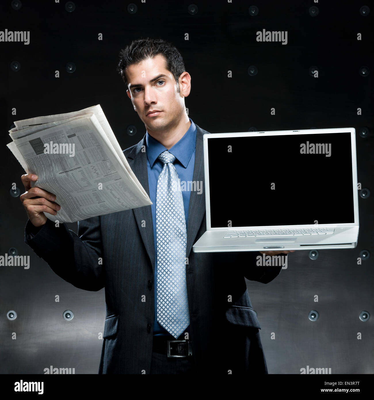 Portrait d'un journal et d'un ordinateur portable Banque D'Images