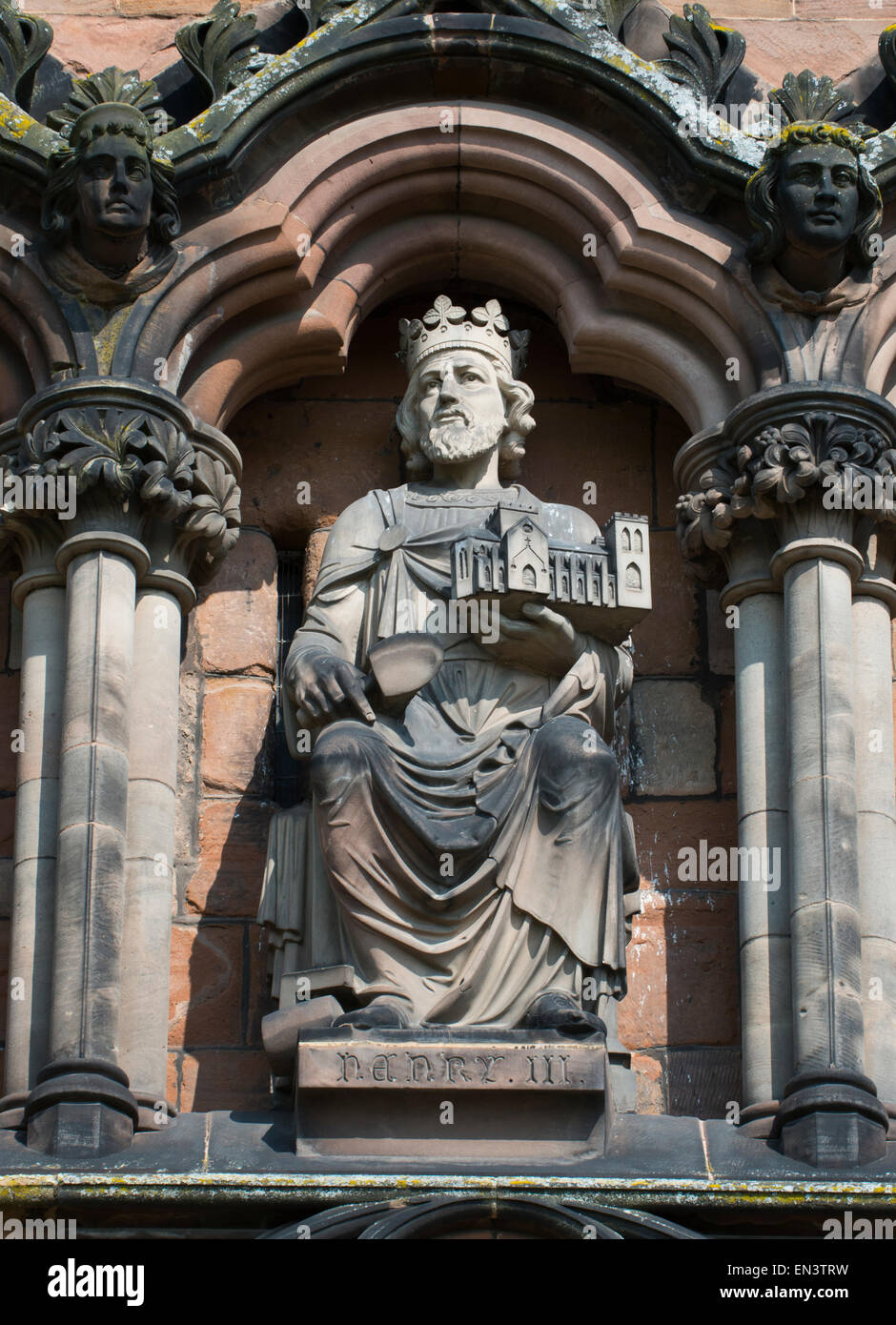 Statue de Henry III sur la rive ouest de la cathédrale de Lichfield avant, Lichfield, Staffordshire, Angleterre. Banque D'Images