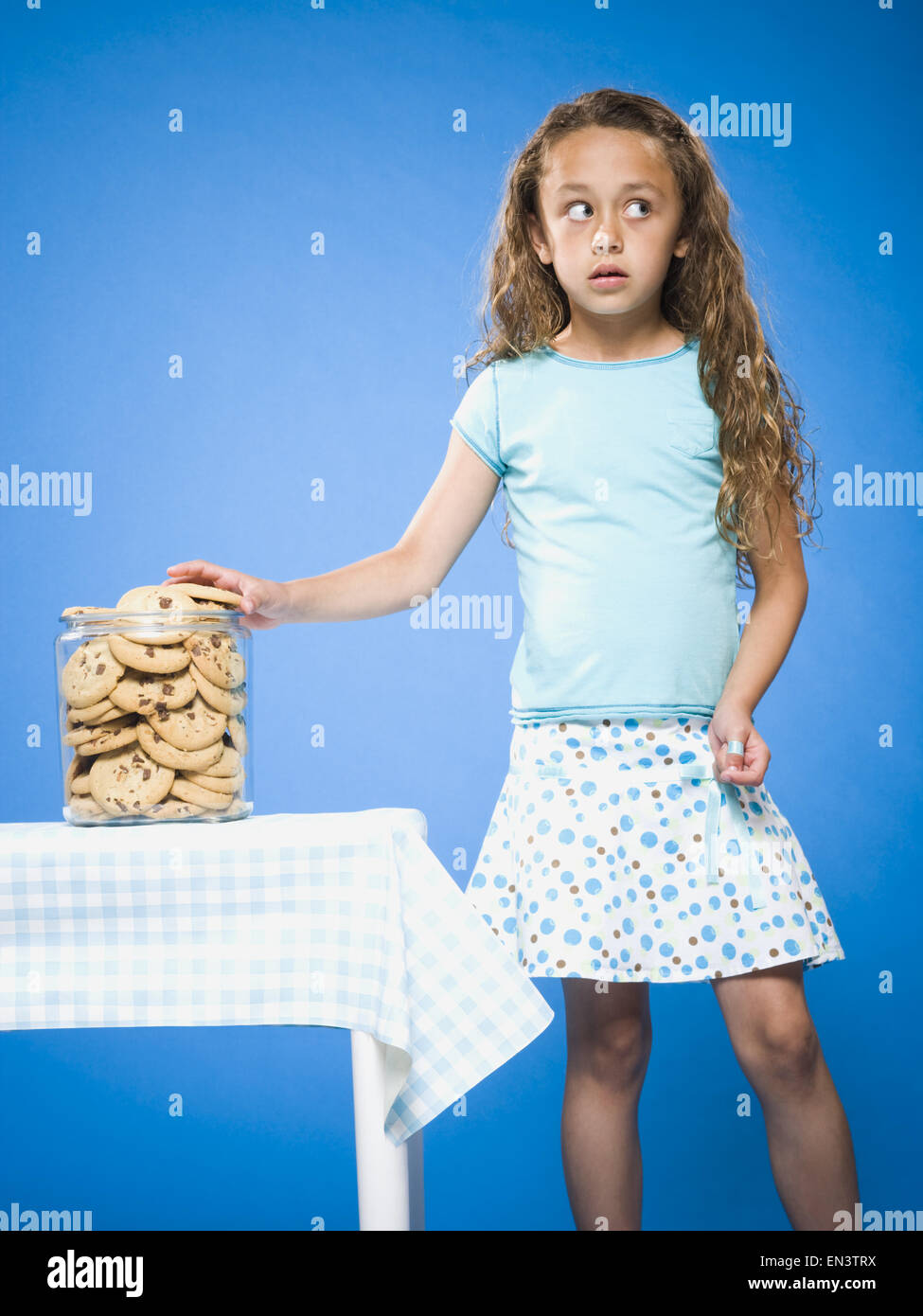 Girl chocolate chip cookie furtivement de cookie jar Banque D'Images