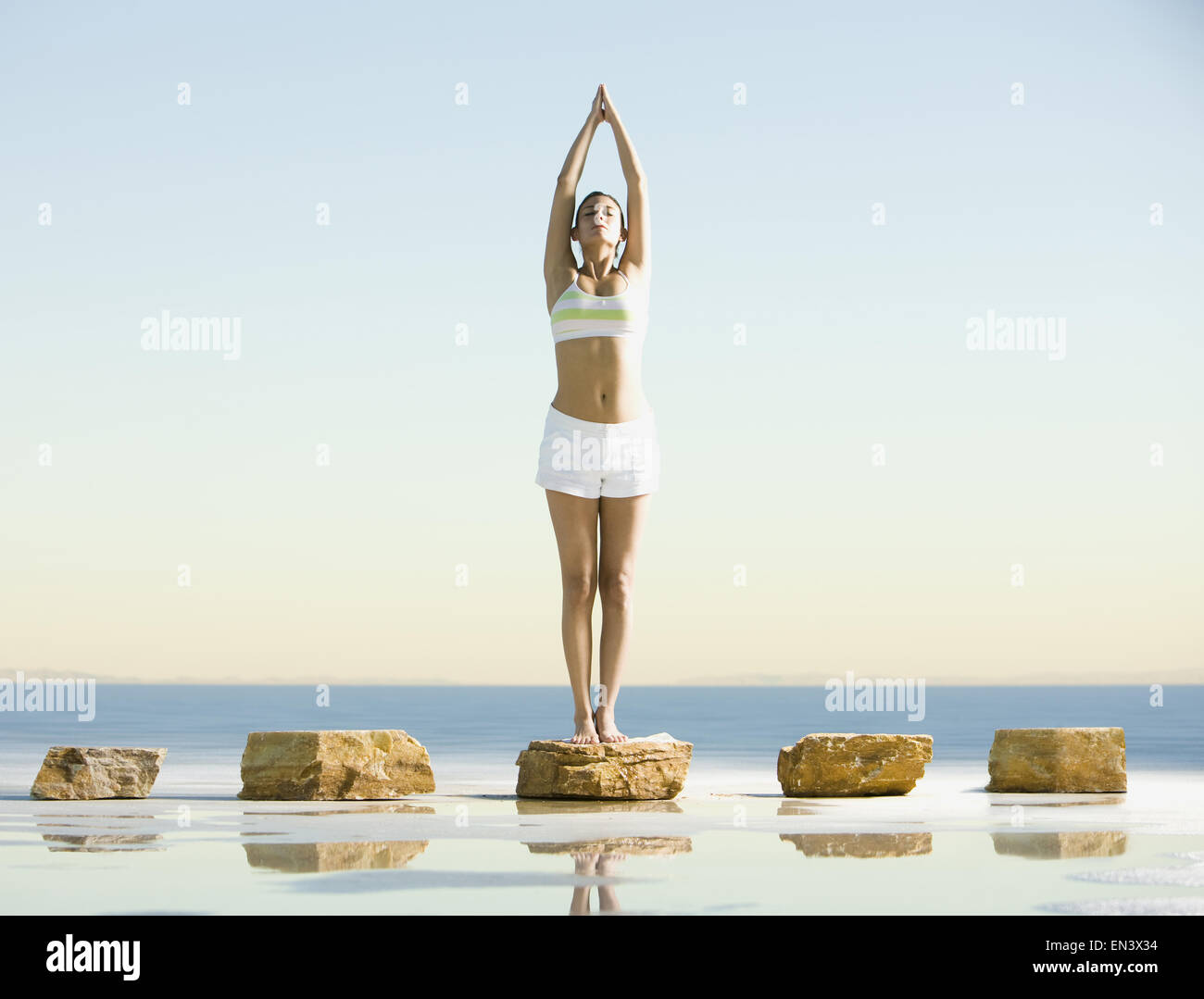 Woman doing yoga au milieu de nulle part Banque D'Images
